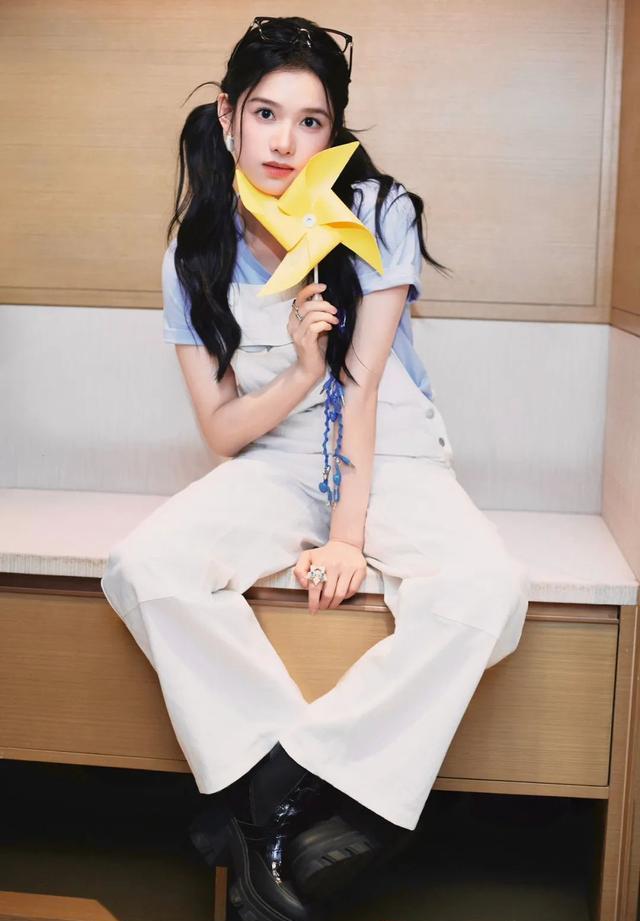 张婧仪时尚穿搭