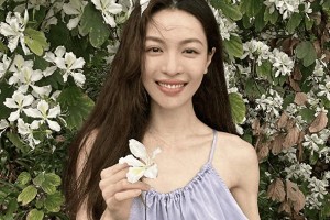 钟楚曦春日花海美照惊艳全网 挂脖长裙尽显仙气