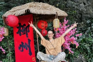 钟楚曦柳州拍戏日常：龙潭公园松弛感穿搭引热议