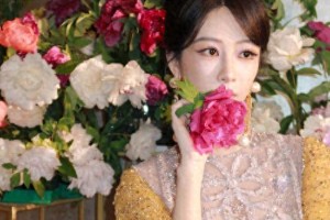 杨紫牡丹合影引爆16万赞，揭秘顶流明星营业新范式