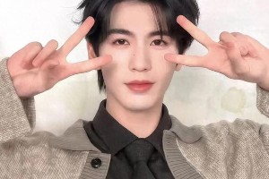 张凌赫校园男神幻想：盛世美颜引爆少女心