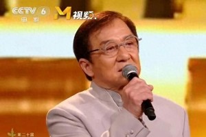 红毯争议：赵雅芝71岁惊艳，关晓彤造型翻车，张译白发引热议