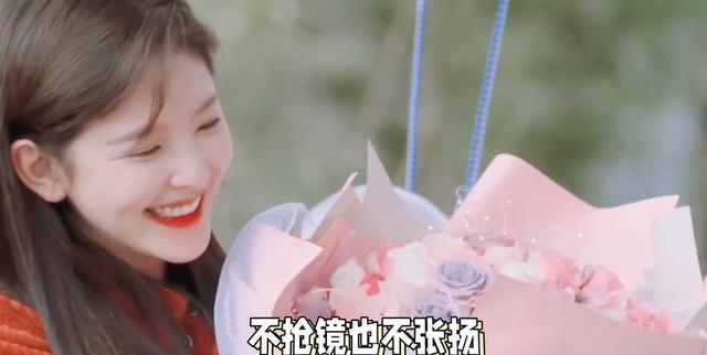 章若楠注视妹妹婚礼