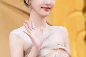 章若楠华表奖羽毛裙造型惊艳全场，颜值演技双在线
