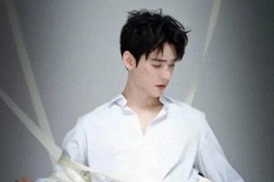 龚俊核弹级变装视频引爆全网，白衬衫黑西装极致反差