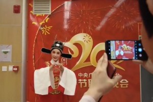 春晚后台花絮：明星盒饭、对词瞬间与暖心互动