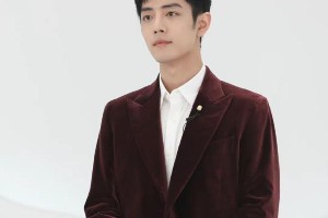 肖战直播造型惊艳，酒红西装尽显成熟魅力