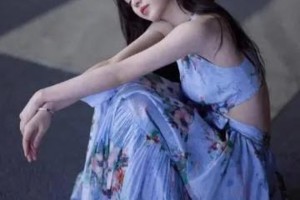 田曦薇露背碎花裙惊艳亮相，展现时尚无限可能