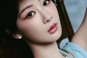 杨紫渐变蓝鱼尾裙惊艳亮相 演绎人鱼公主时尚蜕变