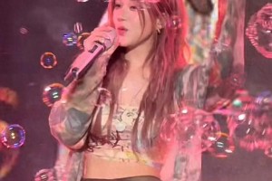 赵露思音乐节唱跳引热议，于正罕见夸赞