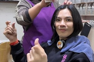 向佐另类出圈：从跑龙套到穿女装带货的蜕变