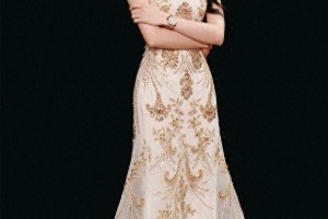 迪丽热巴低胸吊带晚礼服造型展现多元魅力