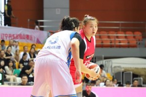 刘禹彤女篮表现低迷，260斤巨塔陷困境